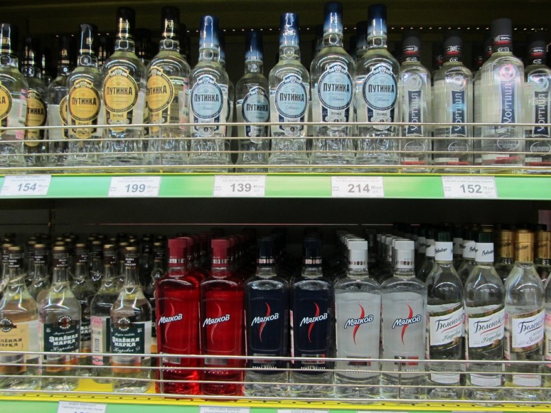 Vodkák a polcon egy orosz áruházban